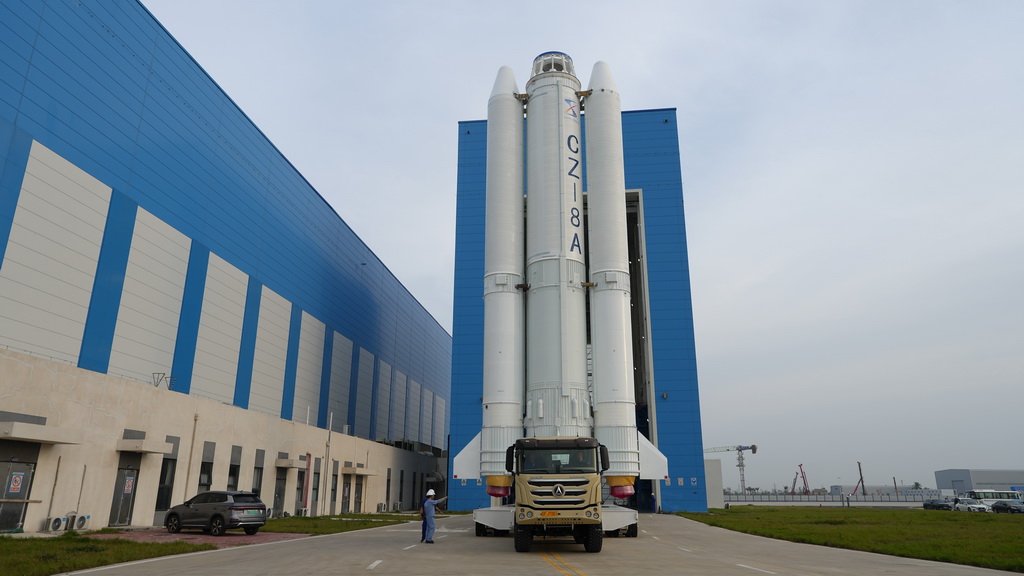 長八甲遙五火箭成功實施轉運