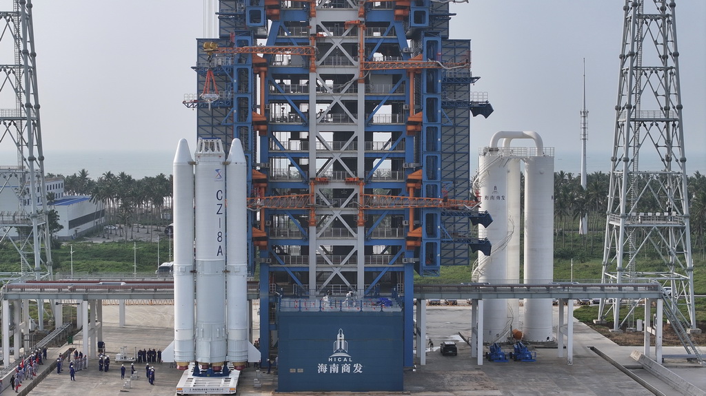 11月11日，長八甲遙五火箭箭體轉運至發射區一號發射工位（無人機照片）。