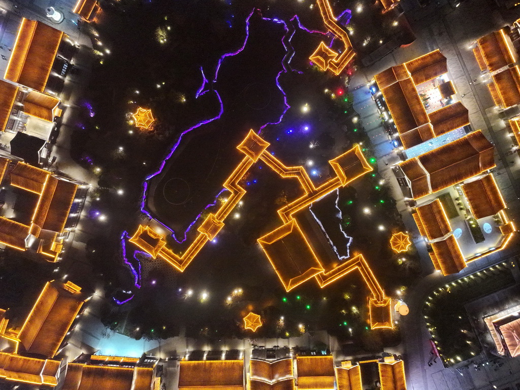 京杭大運河滄州段沿線建筑燈光璀璨（11月11日攝，無人機照片）。