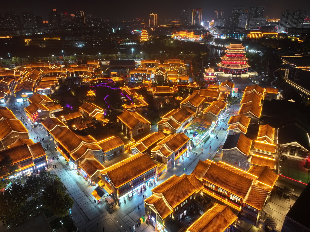 京杭大運河滄州段沿線建筑燈光璀璨（11月11日攝，無人機照片）。