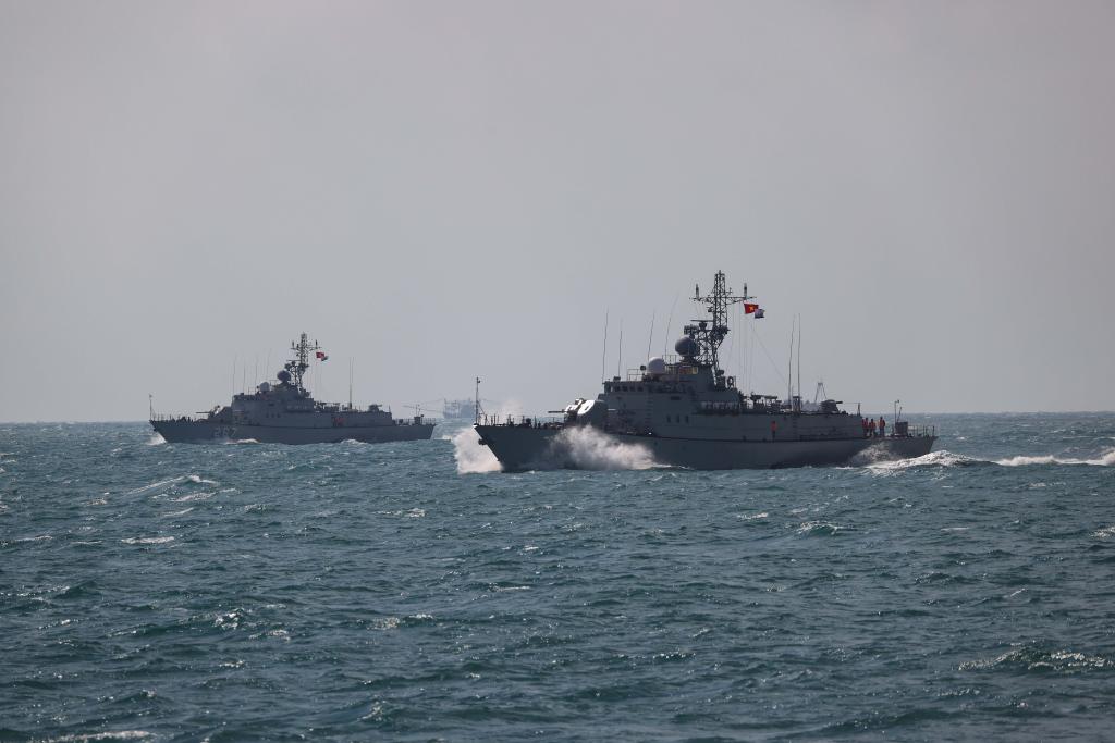 12月3日，在中越第37次北部灣聯合巡邏中，越方聯合巡邏艦艇編隊快速機動。新華社發（佟佳峻 攝）