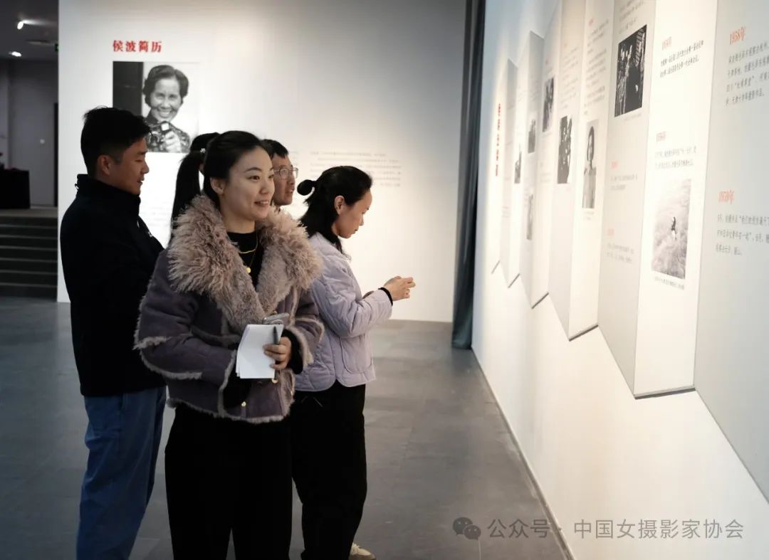 東莞市文化館部分黨員參觀展覽。