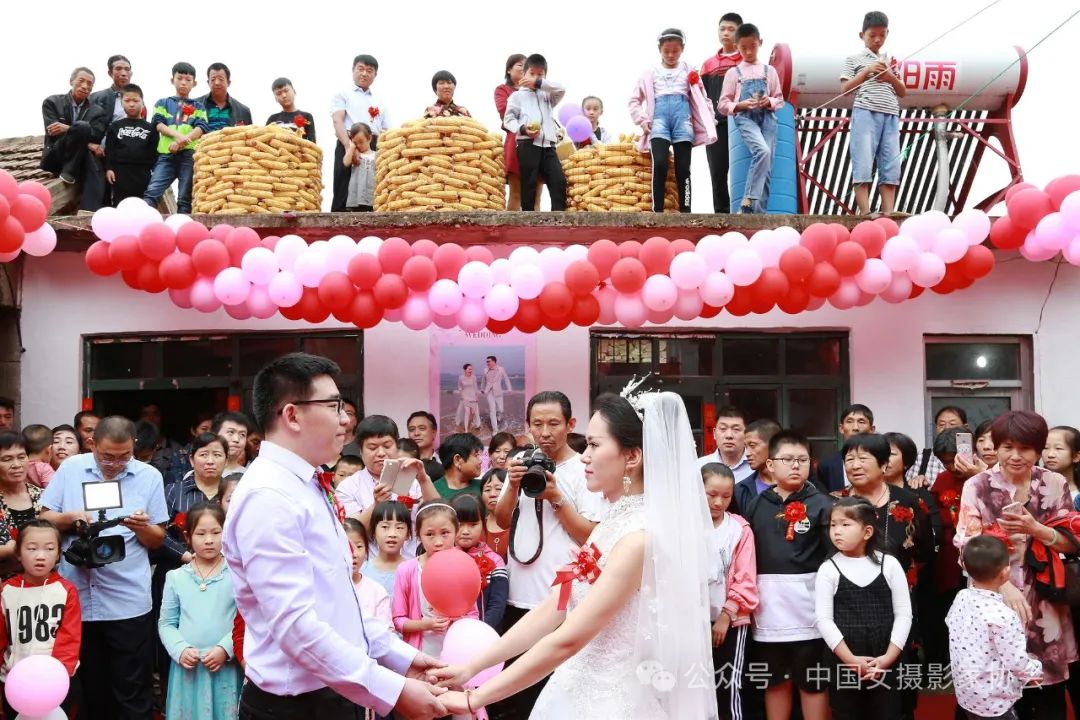 《農家院里的婚禮》 張傳梅 攝