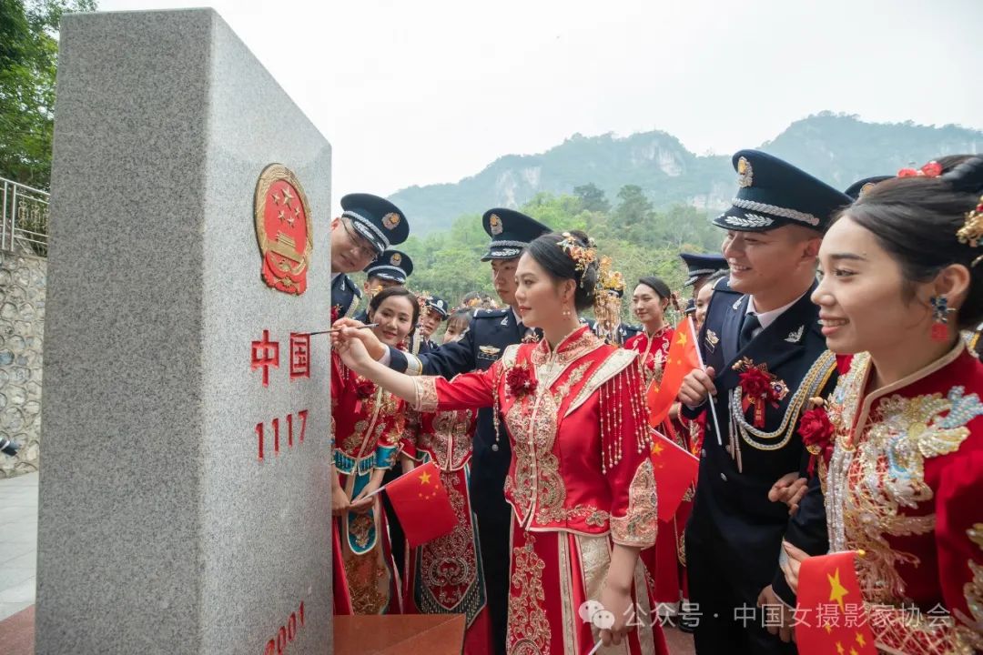 《雄關為媒 界碑為證》 范先芳 攝