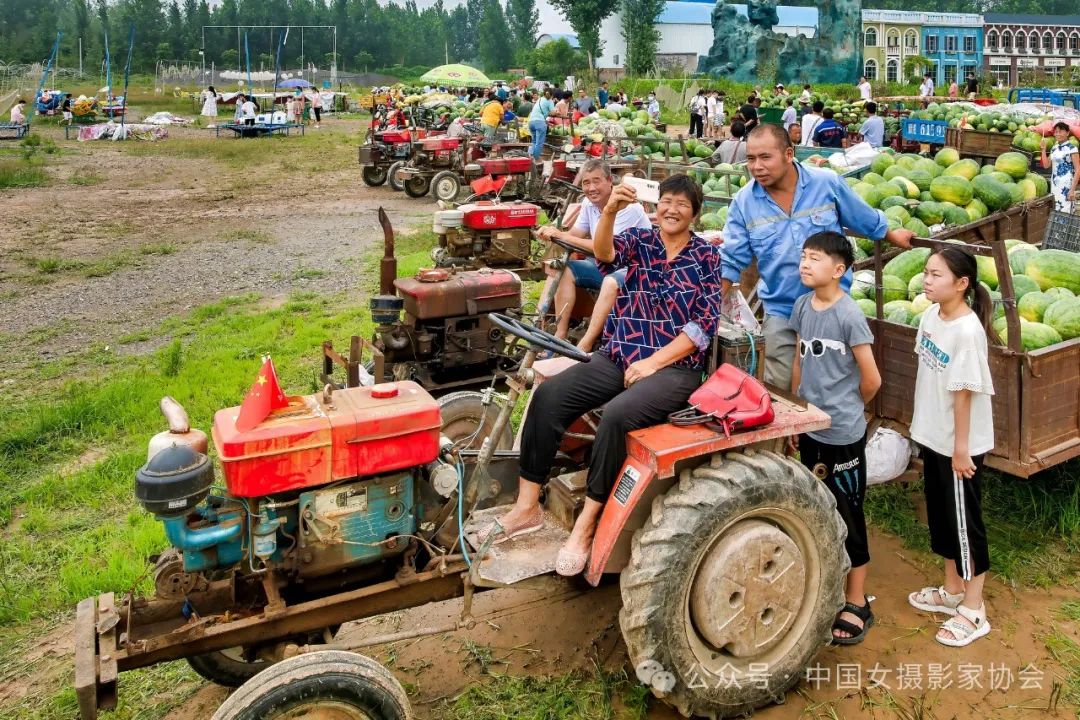 《瓜農一家秀抖音》 郭婷 攝