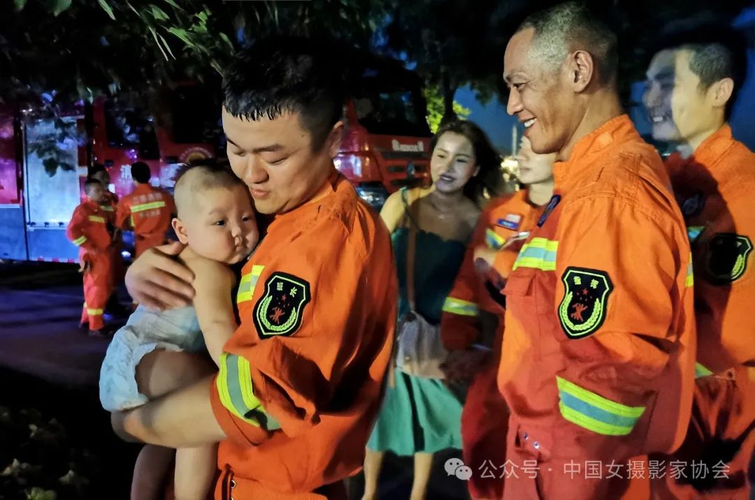 《消防戰士的親情》 馬競 攝