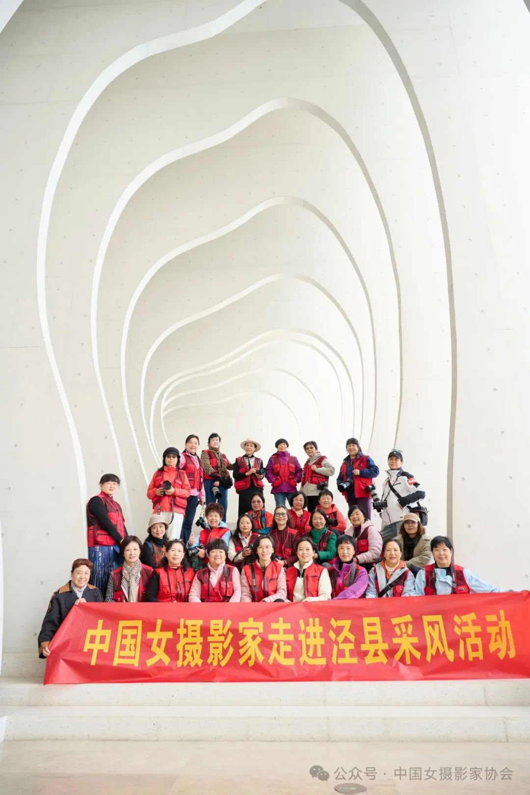 2024年11月25至29日，來自全國各省市的中國女攝影家協會會員30人走進安徽涇縣開展攝影采風活動。26日上午在安徽涇縣中國宣紙小鎮舉辦了“宣紙上的山水畫卷——涇縣相見”2024文化旅游攝影展。采風團成員在安徽涇縣中國宣紙小鎮合影。吳磊 攝