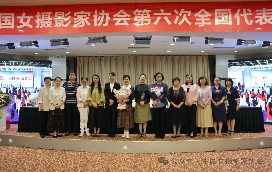 全家福，呂靜波、馮凱旋、劉濱、居楊、張曉蓉、趙迎新、黃曉麗、賈婷、王新妹、劉海山、李紅、何晶茹、梁薇、張珂。張雙雙 攝