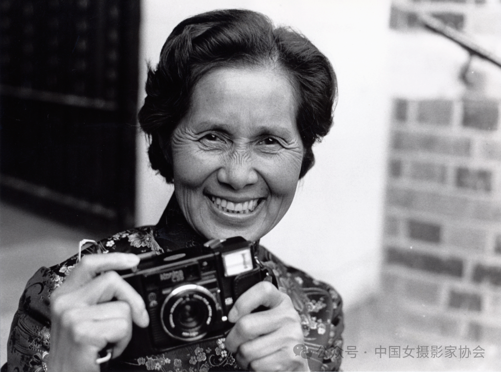 中國女攝影家協會的第一屆主席，第二屆、三屆、四屆名譽主席侯波。