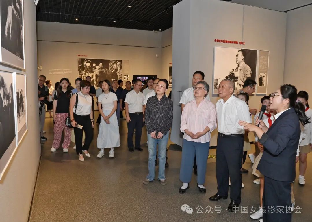 侯波家人及領導嘉賓參觀展覽現場。