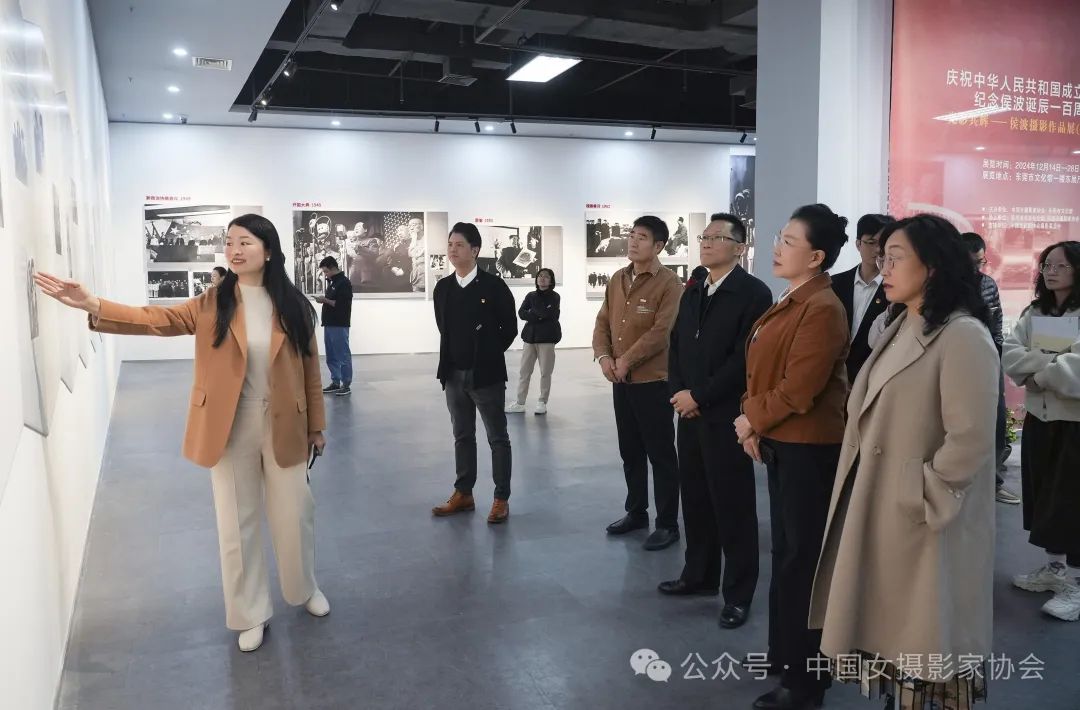 領導嘉賓參觀展覽。