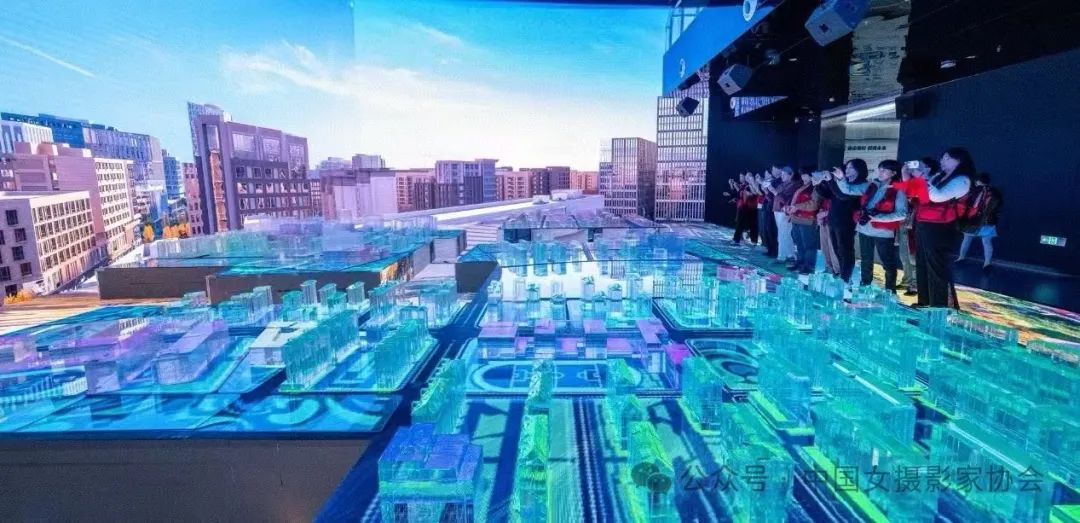 2024年10月26至27日，來自全國各省市的中國女攝影家協會會員 40 余人深入雄安新區建設現場開展采風活動。參觀金湖未來城智慧展廳花絮。 孟葉 攝