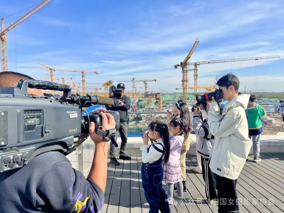 入選作者雄安城際站采風花絮 。 李霞 攝