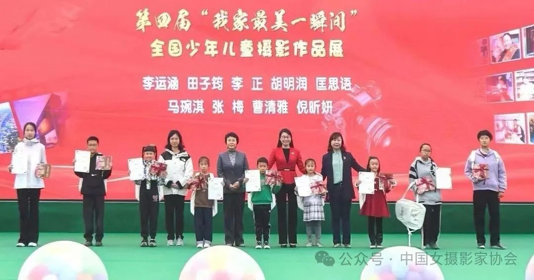 領導嘉賓為入展作者李運涵、田子筠、李正、胡明潤、匡思語、馬琬淇、張梅、曹清雅、倪昕妍頒發入選證書、紀念畫冊和書包。李達 攝