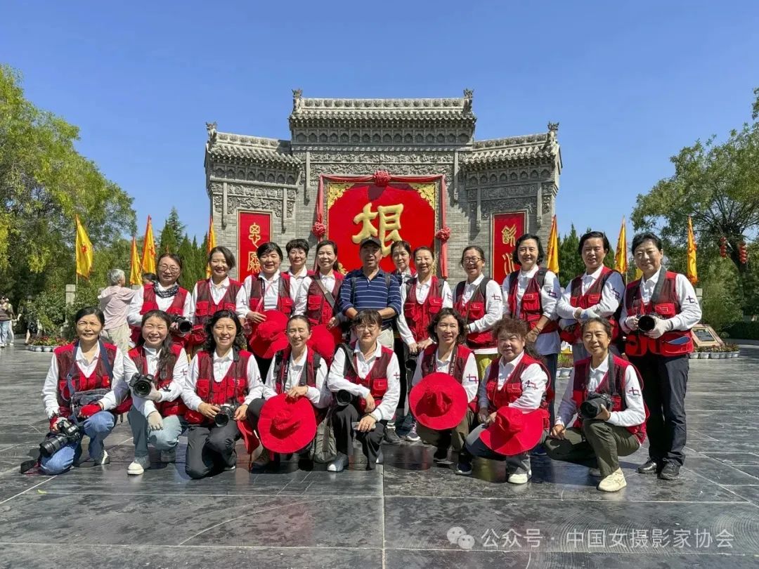 2024年9月18至22日，由中國女攝影家協會組聯部、龍影廊攝影俱樂部共同舉辦的中國女攝影家走進山西古村落聚焦人文建筑第四期研修班圓滿舉行。呂楠 攝