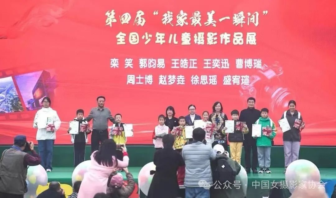 領導嘉賓為入展作者欒笑、郭昀易、王皓正、王奕迅、曹博瑞、周士博、趙夢垚、徐思瑤、盛宥瑄頒發入選證書、紀念畫冊和書包。李達 攝