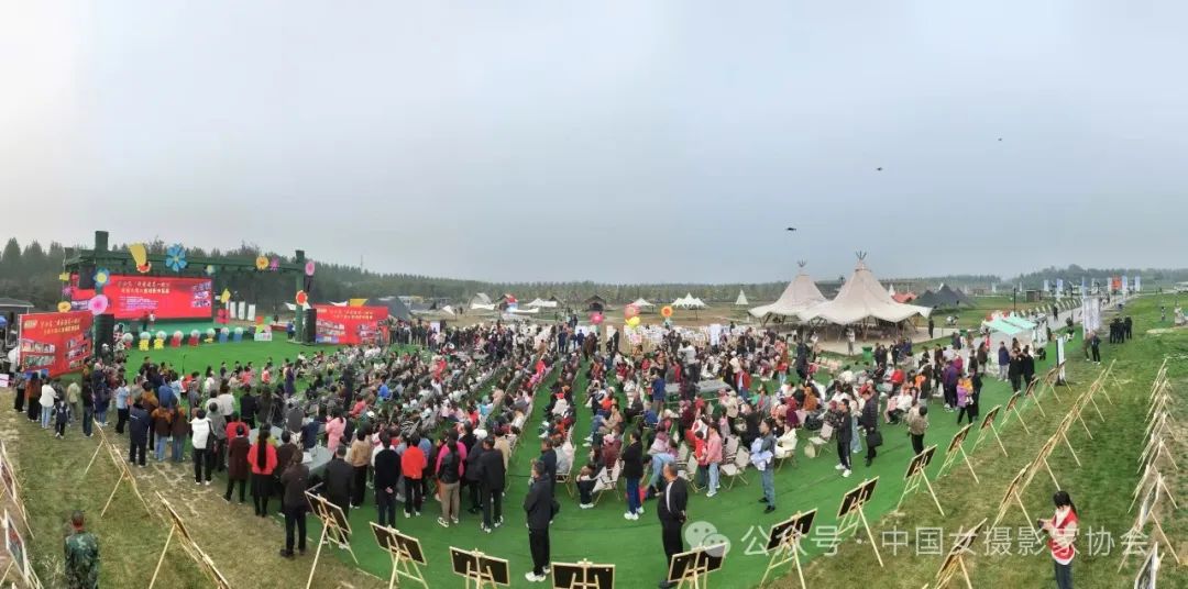 2024年10月26日，第四屆“我家最美一瞬間”全國少年兒童攝影作品展暨“我眼中的雄安新區”攝影創作活動在河北雄安新區高宇農業園拉開帷幕，悅容公園分展區同步開展。歐陽敏 攝