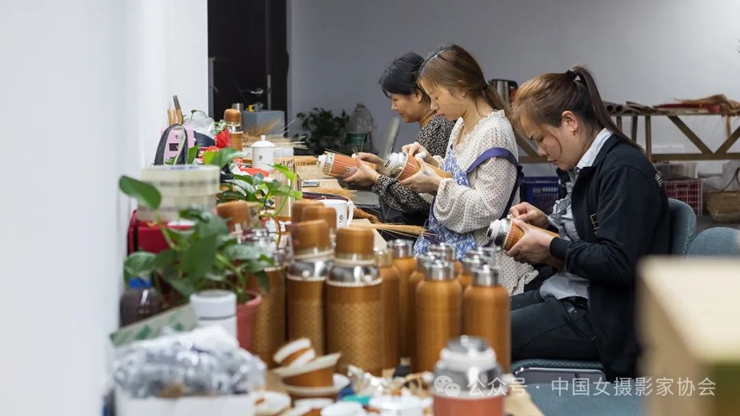 《用心編織》 曾虹 攝