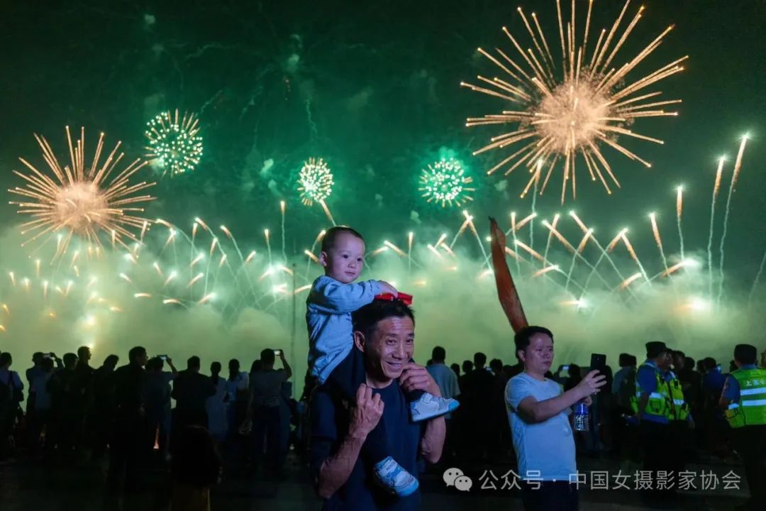 《煙花晚會》 姚茜 攝