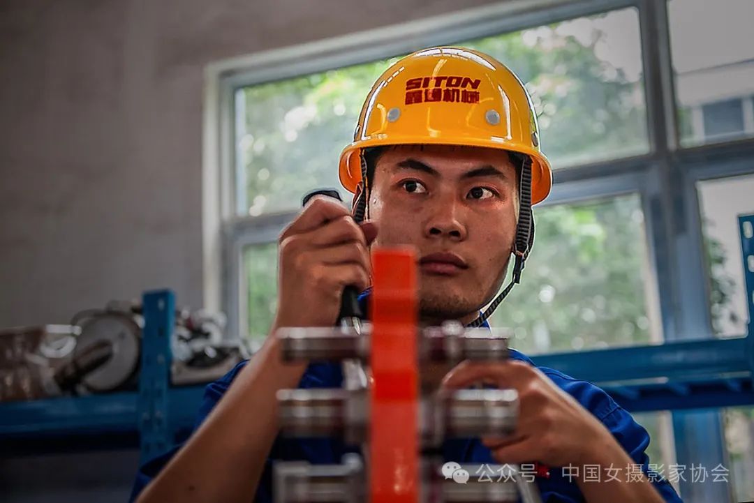 《凝視》 王燕 攝