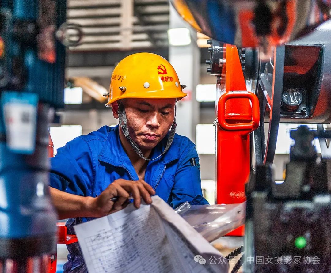 《先鋒班組》 王燕 攝