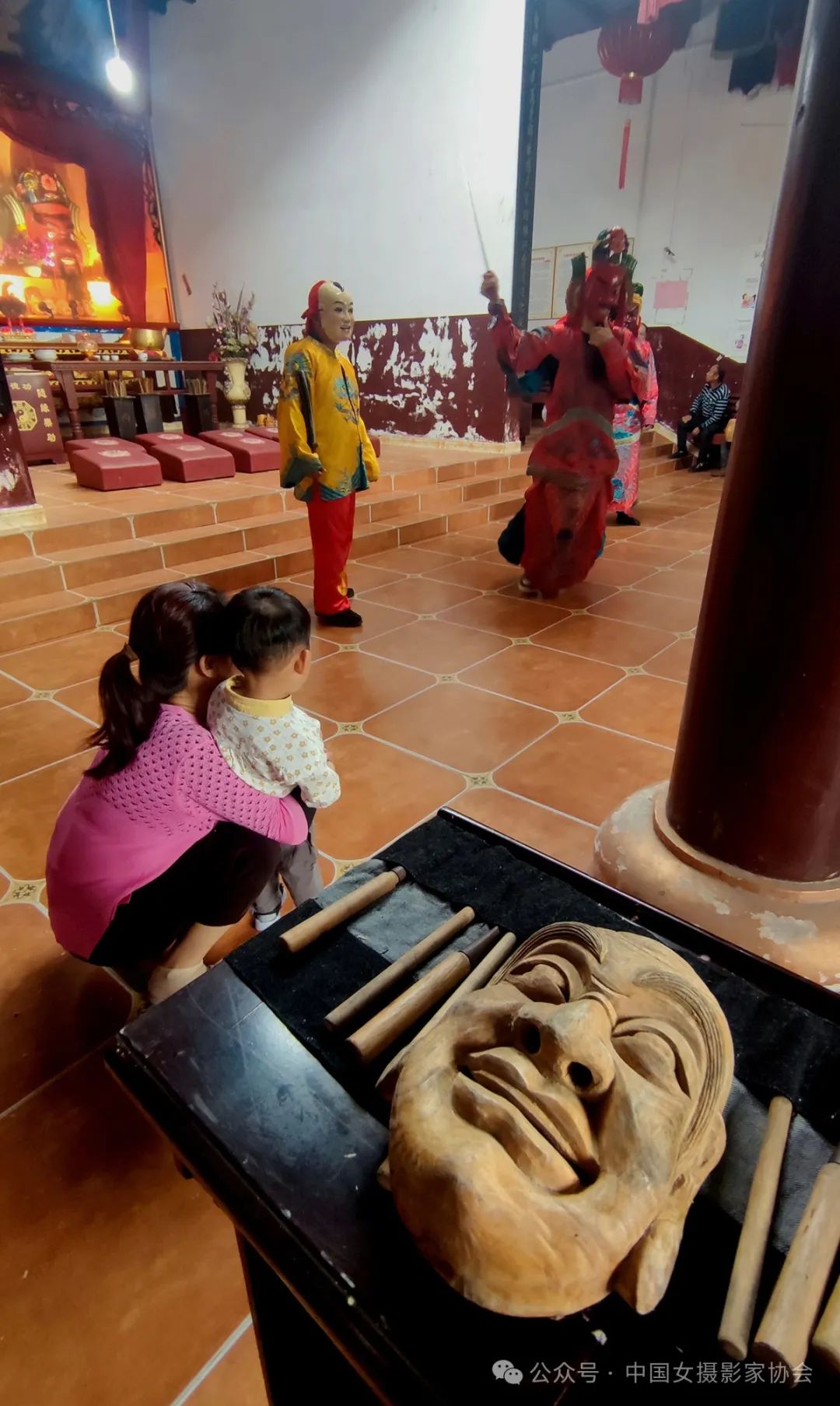 《看戲》 劉海山 攝