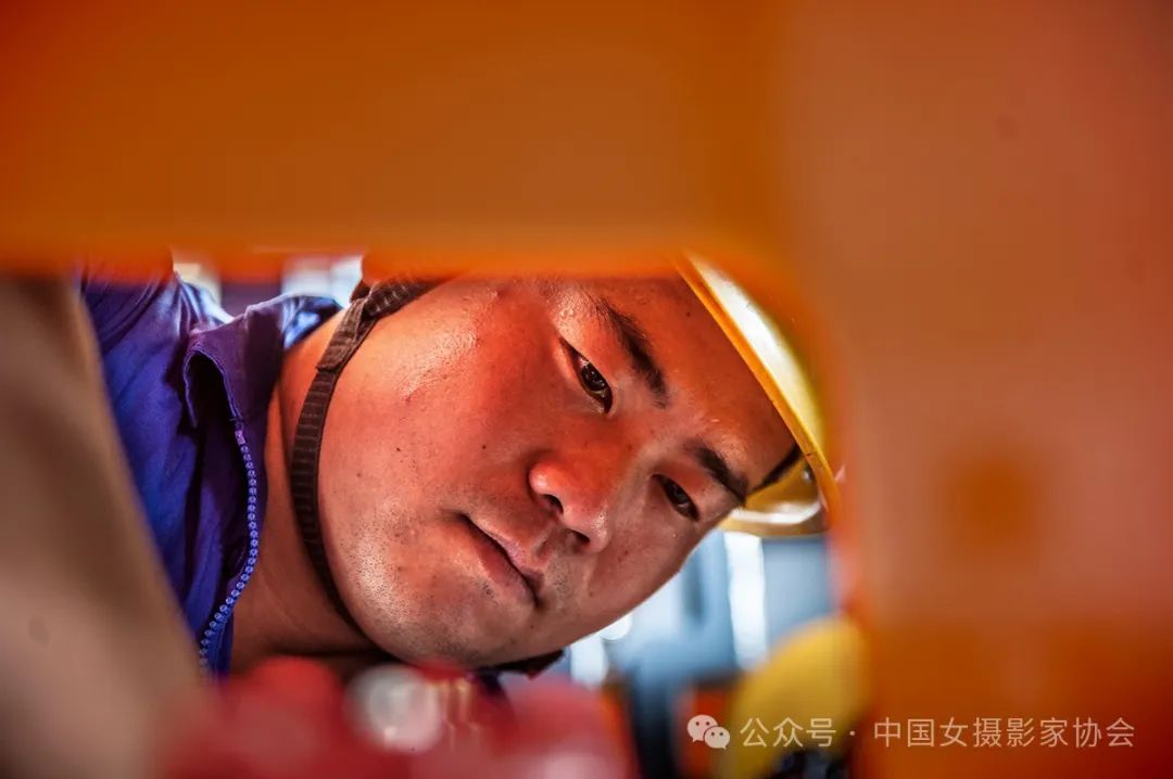 《先鋒班組》 王燕 攝