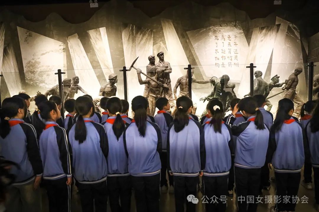 《讓歷史告訴未來》 張再青 攝