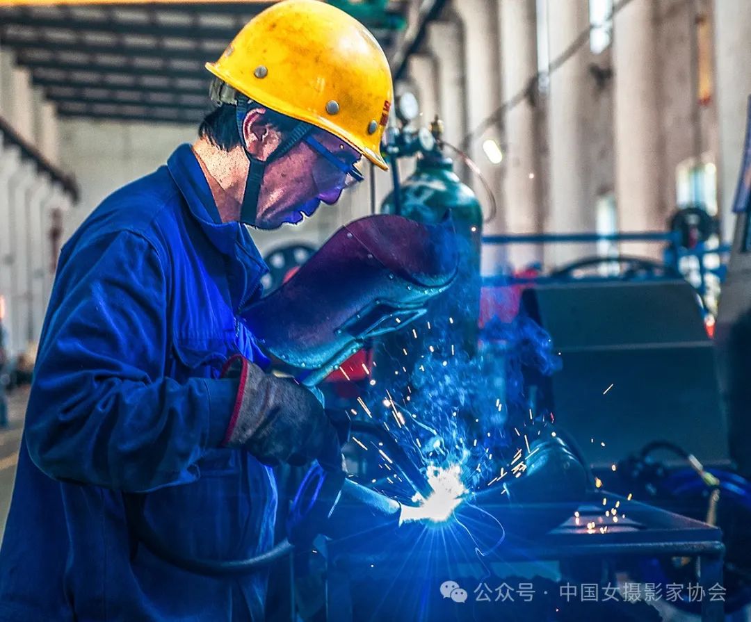 《先鋒班組》 王燕 攝