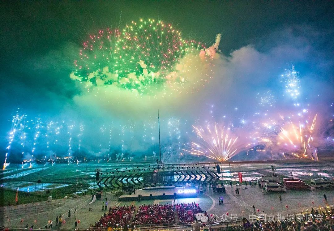 《煙花晚會》 王娟 攝