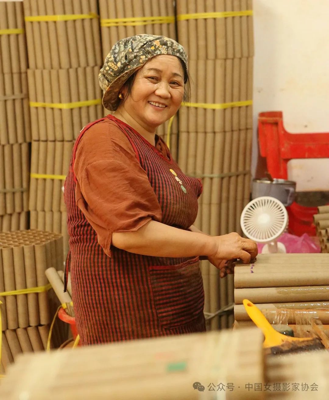 《鞭炮制作流水線》 王玲玲 攝