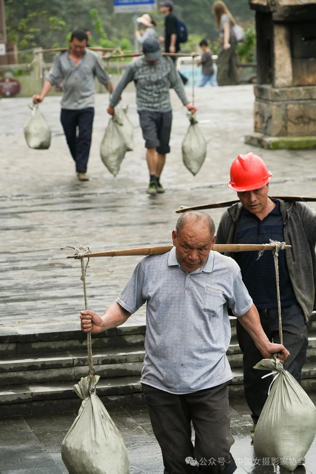 《武功山挑山工》 水慶華 攝