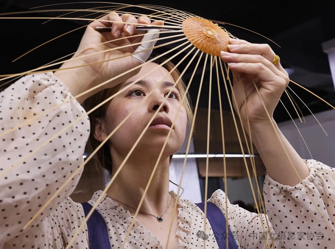 《湘東竹編女》 李霞(山東)攝