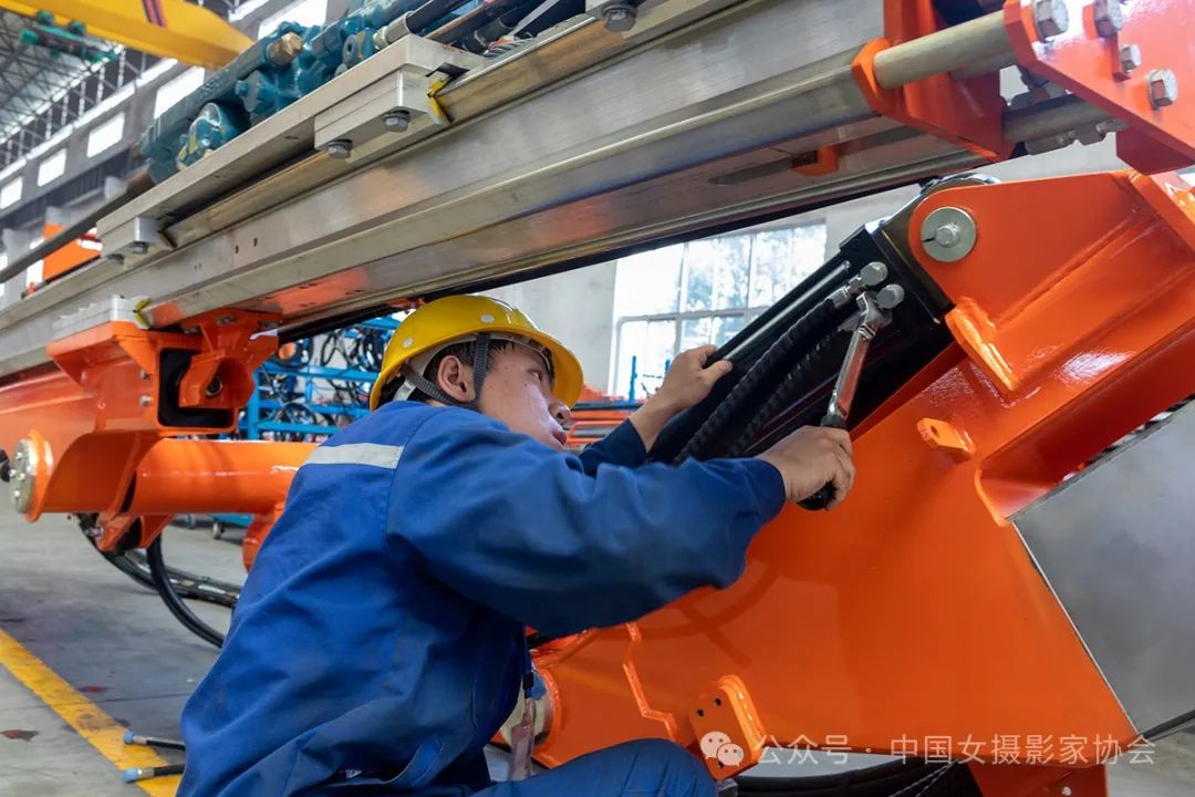 《專注》 曾虹 攝