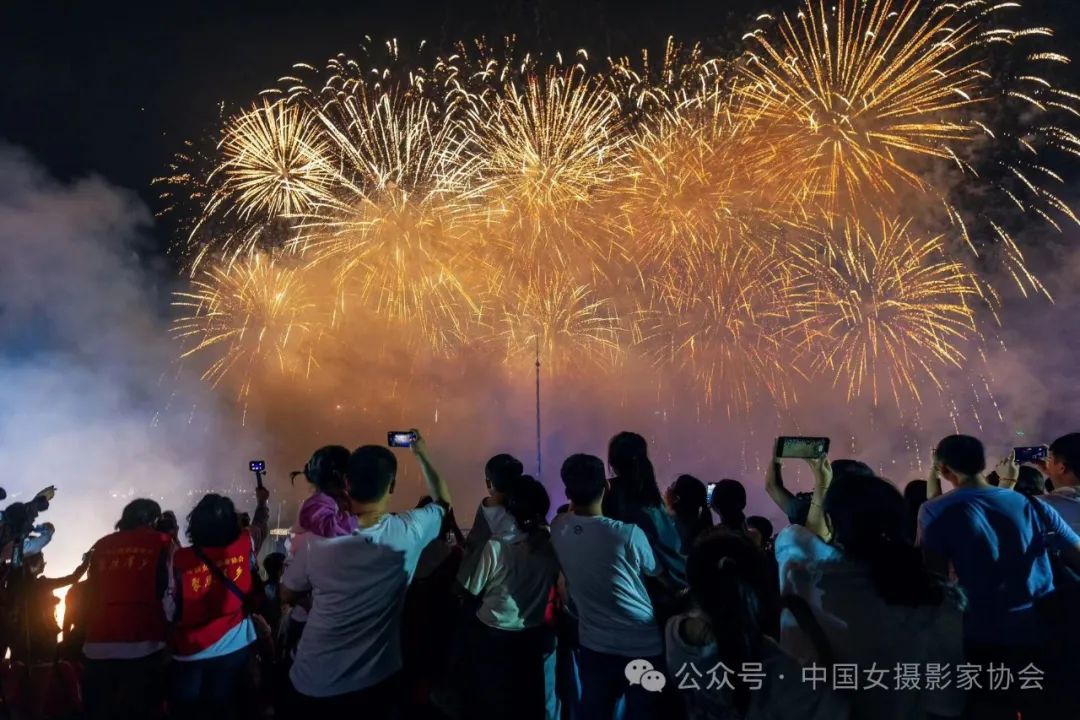 《煙花晚會》 姚茜 攝