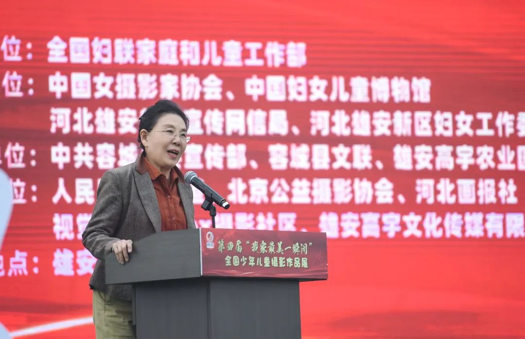 中國女攝影家協會主席、全國婦聯執委呂靜波在開幕式上致辭。 李達 攝