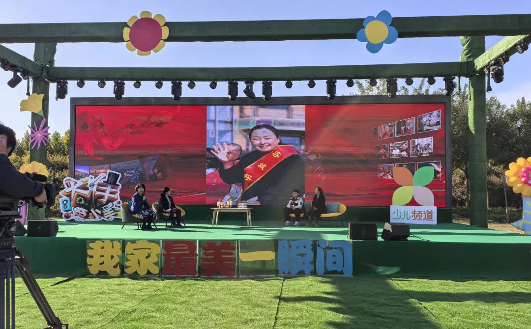 中國女攝影家協會副主席賈婷對入展作品進行點評。