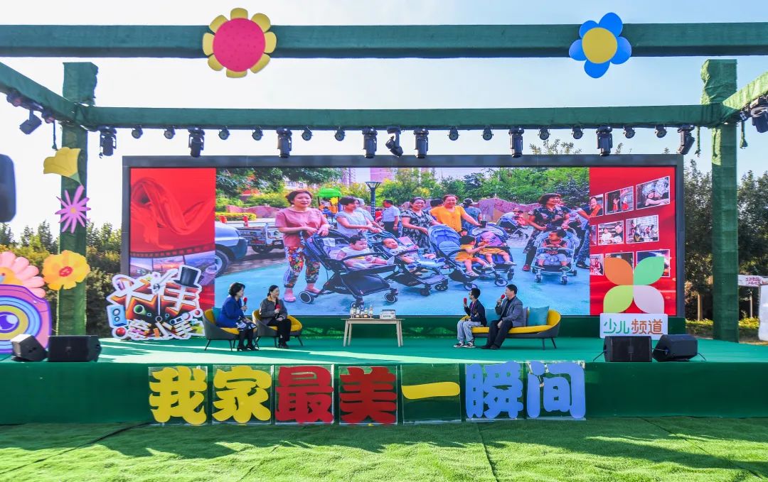 中國女攝影家協會副主席趙迎新對入展作品進行點評。李達 攝