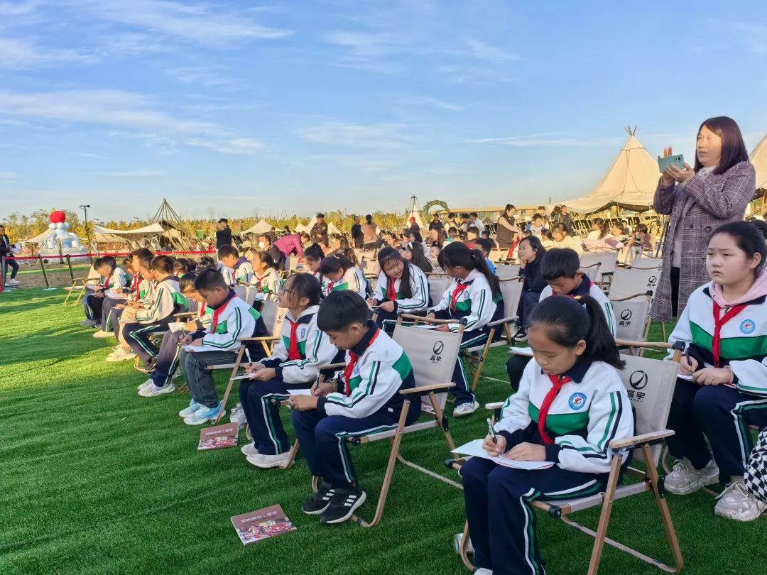 雄安新區容城縣北張小學22名學生為采風作品打分現場。