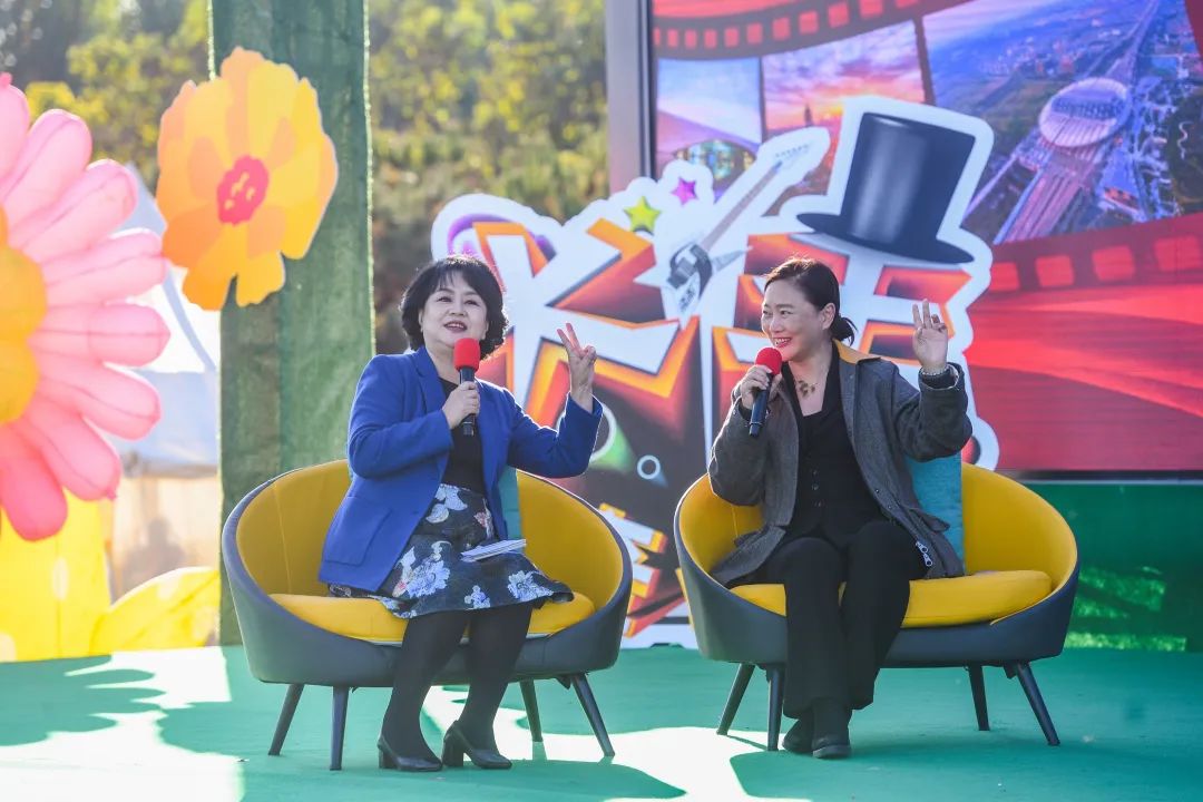 中央廣播電視總臺主持人、全國婦聯家庭和兒童工作部兼職副部長鞠萍主持“我家最美一瞬間”全國少年兒童攝影佳片故事分享會。李達 攝