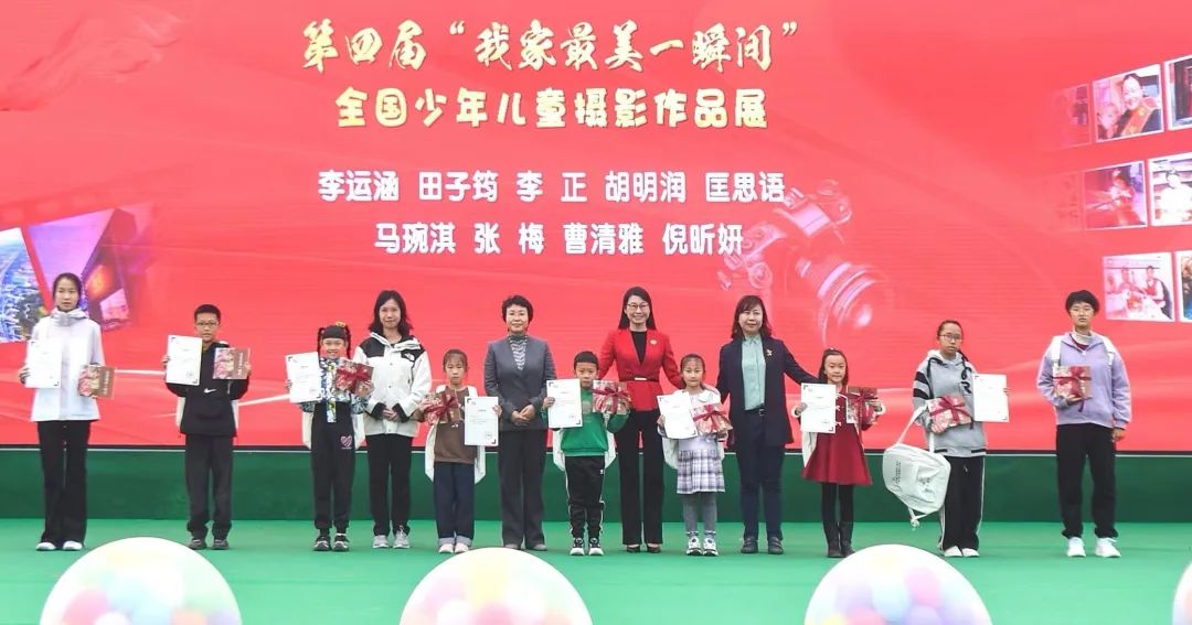 雄安新區黨群工作部副部長、婦女工作委員會主任張義霞，雄安新區宣傳網信局副局長陳慧，中國女攝影家協會副主席賈婷，中國雄安集團健康產業總監、黨委宣傳部部長施琳玲為入展作者李運涵、田子筠、李正、胡明潤、匡思語、馬琬淇、張梅、曹清雅、倪昕妍頒發入選證書、紀念畫冊和書包。 李達 攝