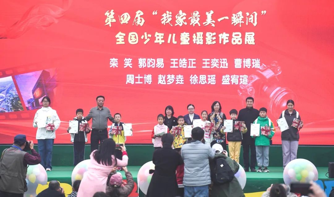 中國女攝影家協會秘書長劉海山，容城縣委常委、宣傳部長陳麗，中國女攝影家協會副秘書長何晶茹、梁薇，雄安高宇農業園董事長、總經理王彥浩為入展作者欒笑、郭昀易、王皓正、王奕迅、曹博瑞、周士博、趙夢垚、徐思瑤、盛宥瑄頒發入選證書、紀念畫冊和書包。 李達 攝