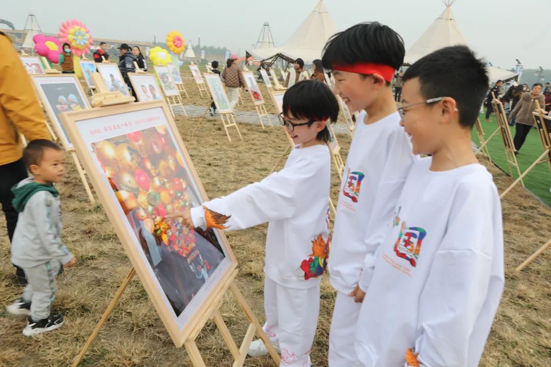 第四屆“我家最美一瞬間”全國少年兒童攝影作品展展覽現場。王娟 攝