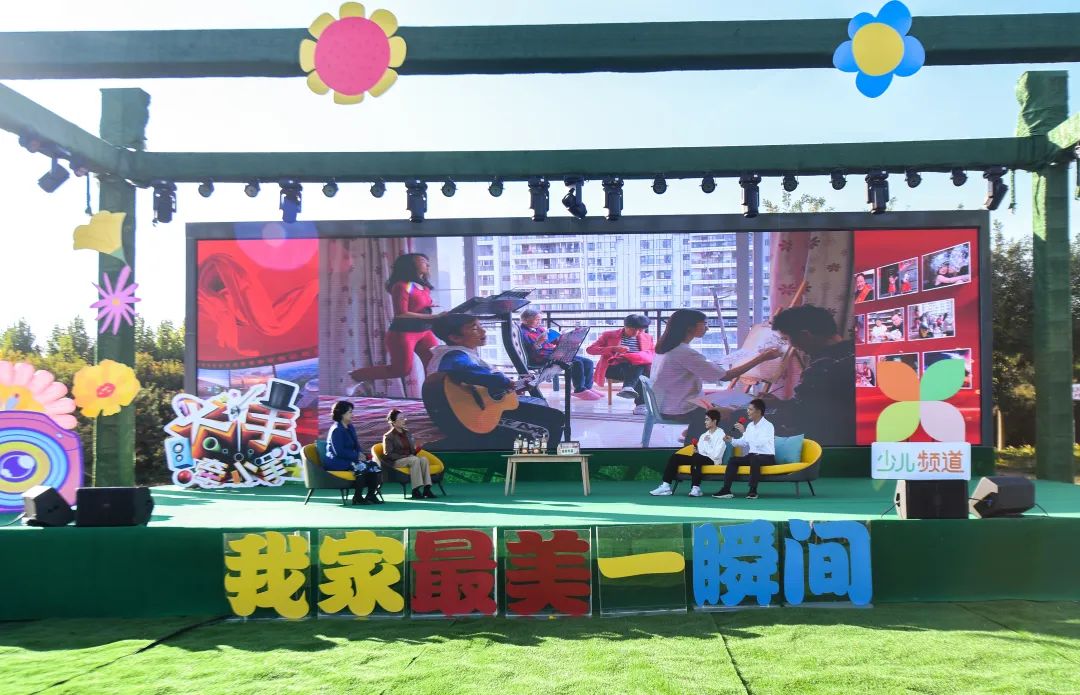 中國女攝影家協會主席呂靜波對入展作品進行點評。李達 攝