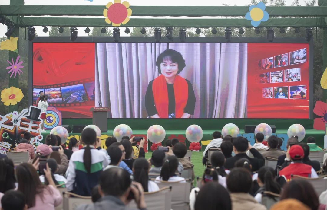 中央廣播電視總臺主持人、全國婦聯家庭和兒童工作部兼職副部長鞠萍以視頻的方式與現場的孩子們約定次日的采訪。李達攝