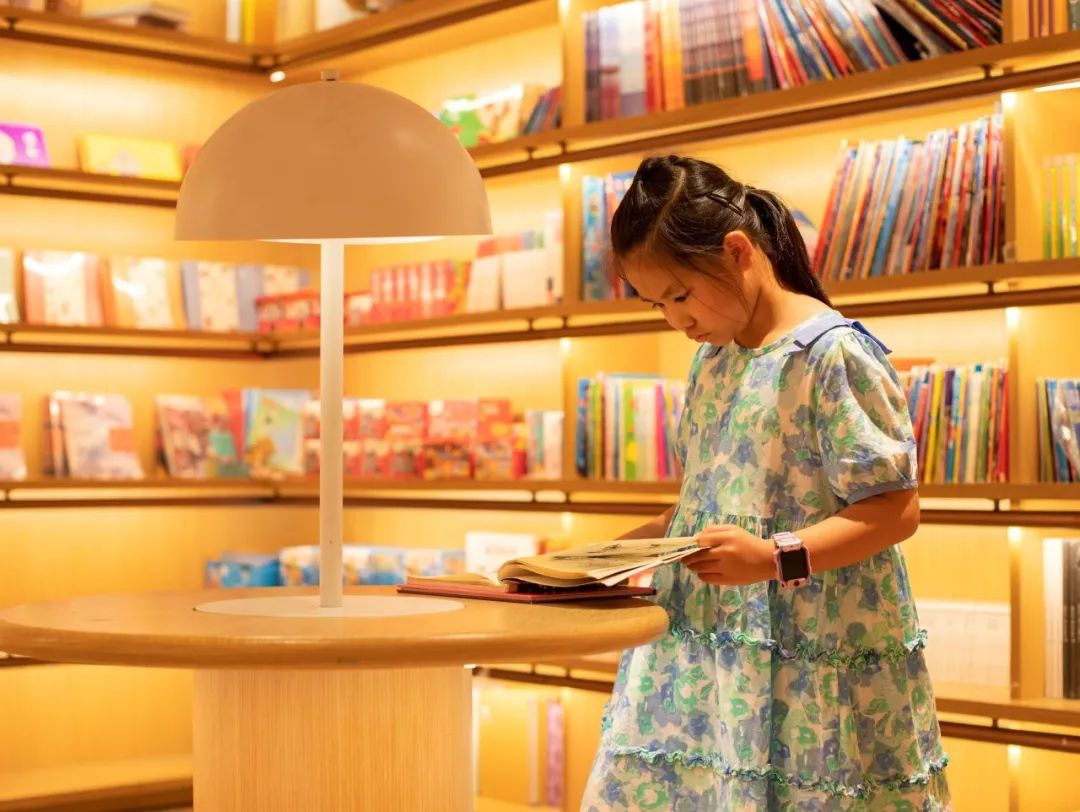 《愛看書的妹妹》小學組 攝影：潘婉妤