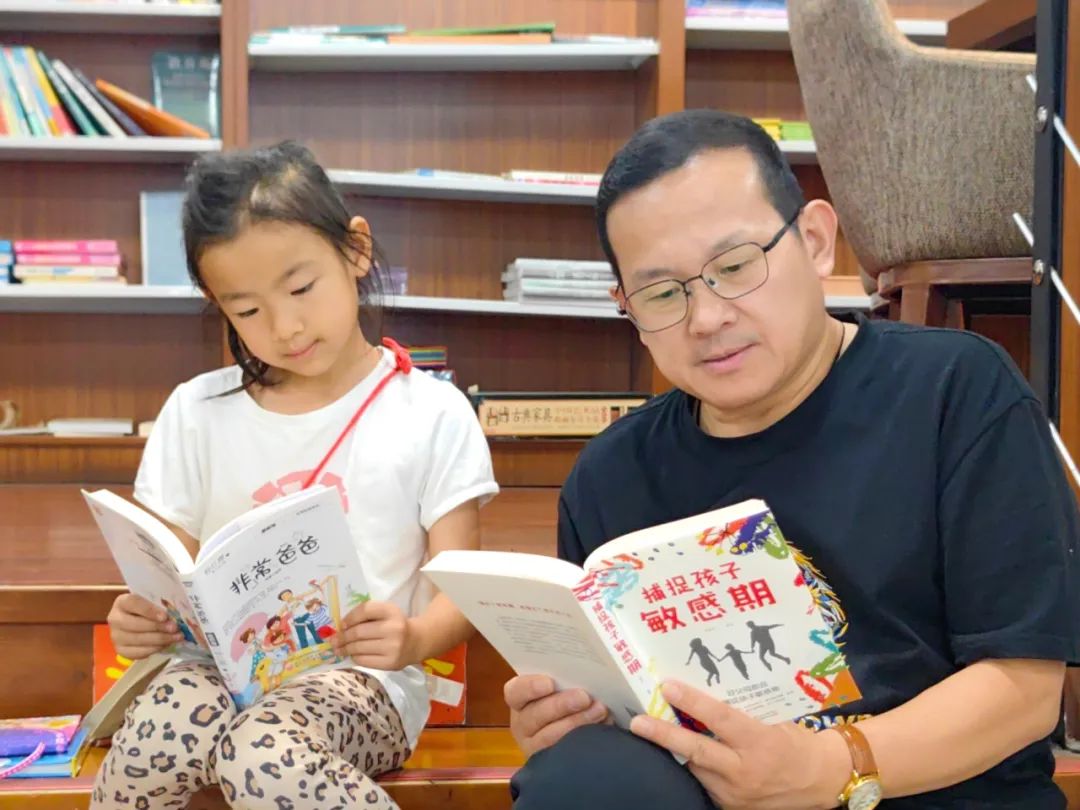 《妹妹、爸爸逛書店》 小學組 攝影：劉雨桐