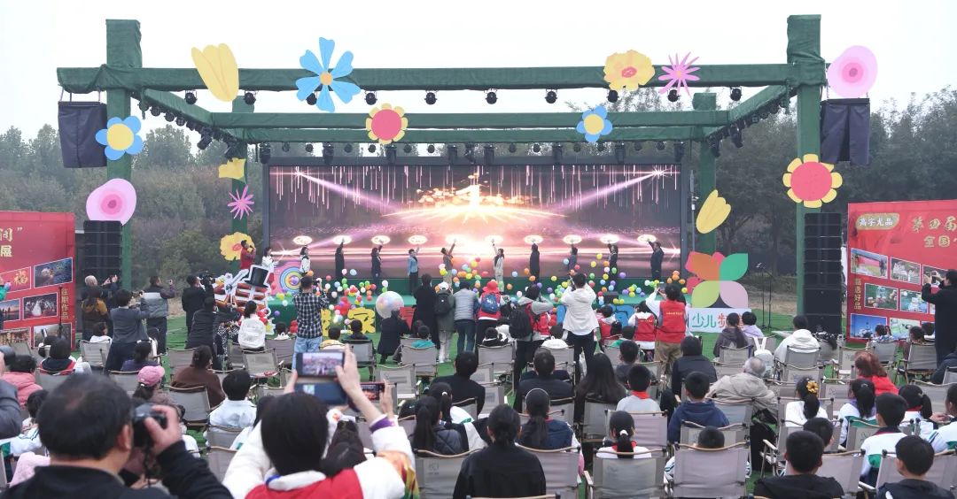 中國女攝影家協會主席、全國婦聯執委呂靜波，中國婦女兒童博物館副館長李燕凌，河北省婦聯主席、黨組書記劉文萍，雄安新區黨工委委員、宣傳網信局局長邊建國，雄安新區黨群工作部副部長、婦女工作委員會主任張義霞，雄安新區宣傳網信局副局長陳慧，全國婦聯家庭和兒童工作部家庭工作處處長馬學陽，中國女攝影家協會副主席賈婷，容城縣委常委、宣傳部長陳麗，高宇農業園董事長、總經理王彥浩共同為展覽啟幕。楊亞文攝