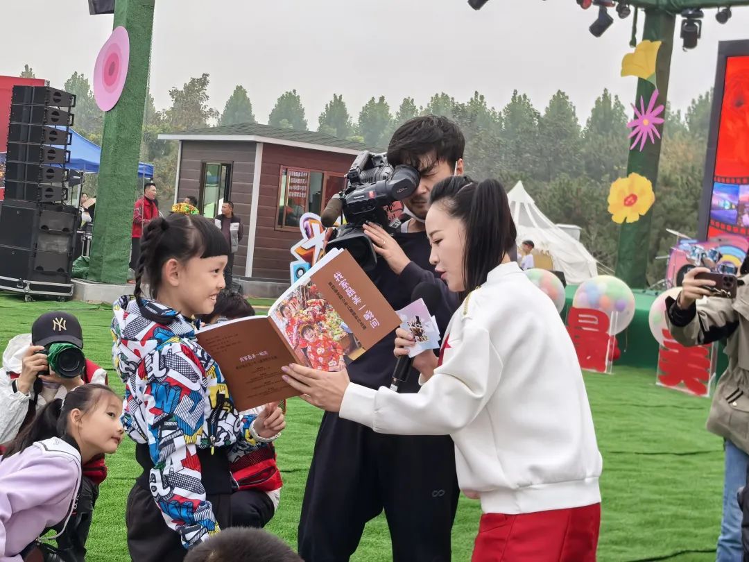 北京學校四年級學生匡思語分享自己的作品。應華媚 攝