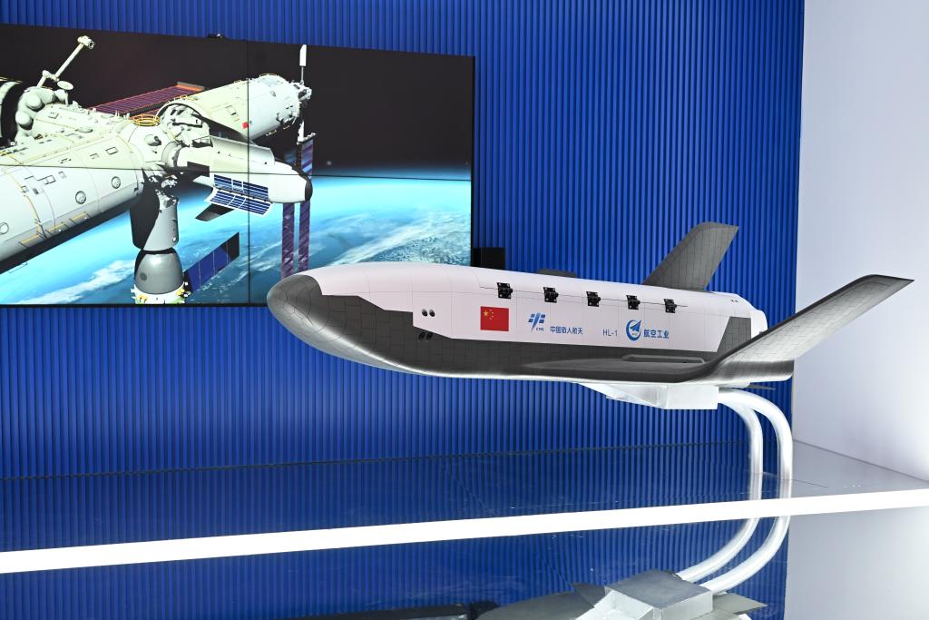 中國航空工業集團“昊龍”貨運航天飛機模型。新華社發